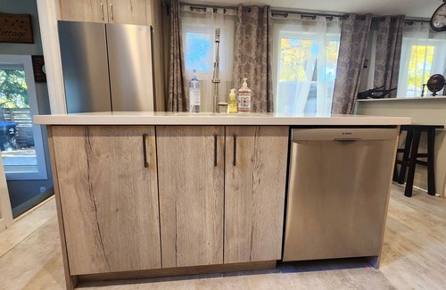 Waubaushene Casa | Georgian Bay Cottage- Hot Tub/Sauna/Trail/Run/Bike/Swim/Marina!