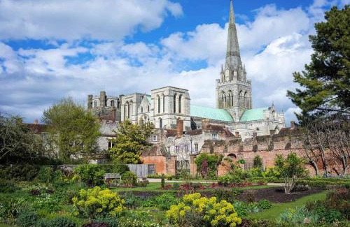 Chichester Casa | Georgian House - Great for Groups & Celebrations! Located in Central Chichester with Parking - Chichester Holiday Properties