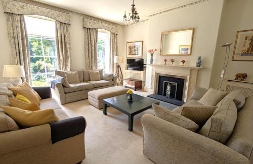 Chichester Casa | Georgian House - Great for Groups & Celebrations! Located in Central Chichester with Parking - Chichester Holiday Properties