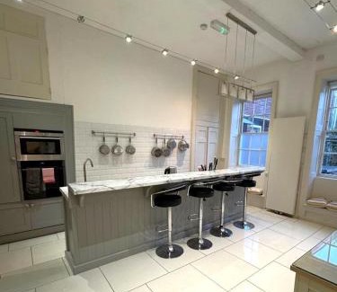 Chichester Casa | Georgian House - Great for Groups & Celebrations! Located in Central Chichester with Parking - Chichester Holiday Properties
