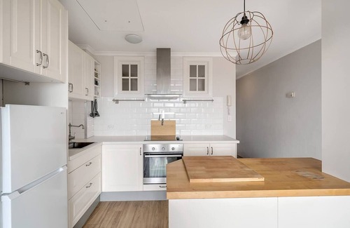 Newtown Apartamento | Georgina Mid Century Modern Poolside Stay