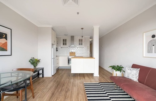 Newtown Apartamento | Georgina Mid Century Modern Poolside Stay