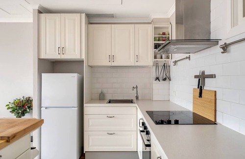 Newtown Apartamento | Georgina Mid Century Modern Poolside Stay