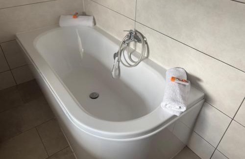Oberdorla Apartamento | Geräumige Ferienwohnung - ideal für Monteure in Förderstedt, Staßfurt