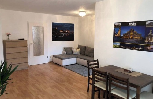 Friedrichstadt Condominio | Geräumige Wohnung in Park- und Elbe Nähe. Voll Ausgestattete Küche mit Balkon