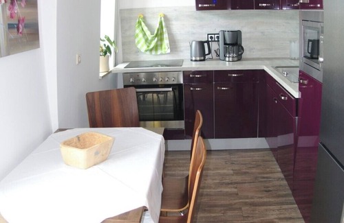 Friedrichstadt Condominio | Geräumige Wohnung in Park- und Elbe Nähe. Voll Ausgestattete Küche mit Balkon