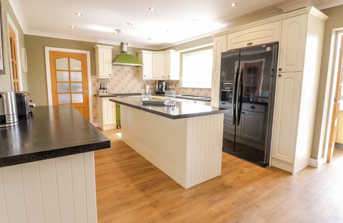 Cemaes Bay Cabaña | GER Y MOR, pet friendly, country holiday cottage in Cemaes Bay