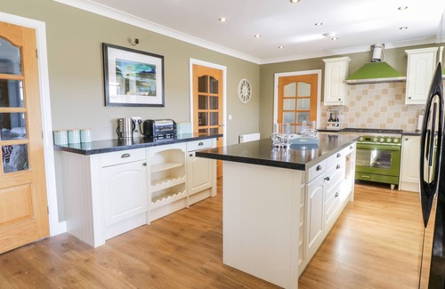 Cemaes Bay Cabaña | GER Y MOR, pet friendly, country holiday cottage in Cemaes Bay