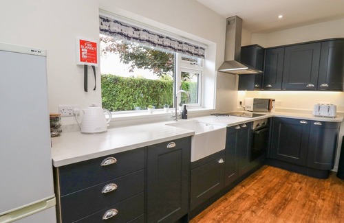 St Harmon Cabaña | GER YR AFON COTTAGE, family friendly, with hot tub in Rhayader
