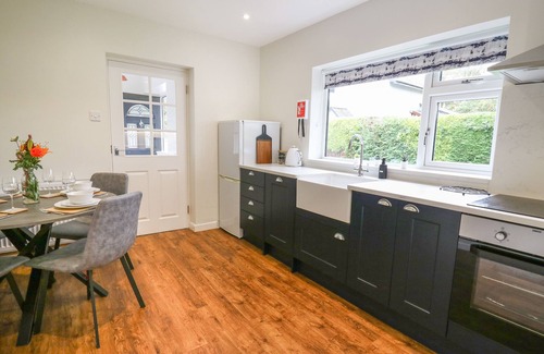 St Harmon Cabaña | GER YR AFON COTTAGE, family friendly, with hot tub in Rhayader