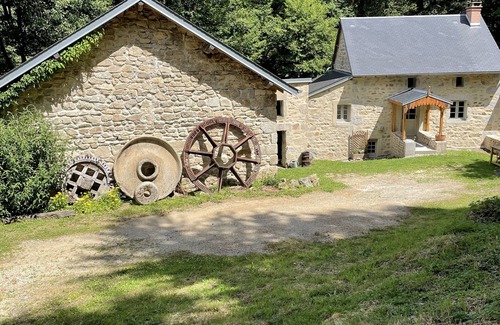 Saint-Martin-Chateau Casa | Gerenoveerde Watermolen met Sauna, Ideale Plek Voor Serieuze Ontspanning
