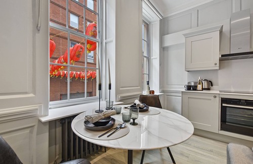 Chinatown Apartamento | Gerrard Place by Aeria Apartments