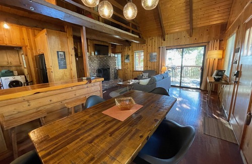 Idyllwild Cabina | Obtenga una sensación de paz y tranquilidad en Naughty Pines / ¡Lea nuestras reseñas!