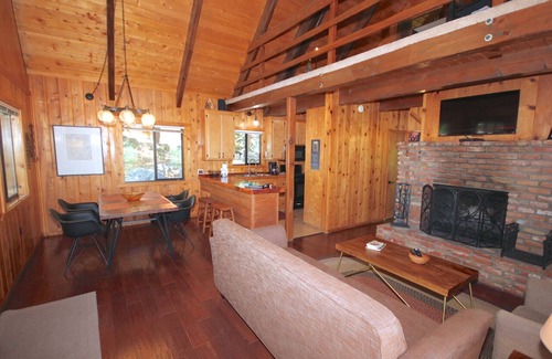 Idyllwild Cabina | Obtenga una sensación de paz y tranquilidad en Naughty Pines / ¡Lea nuestras reseñas!