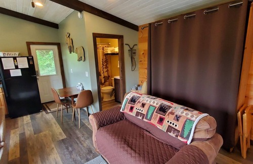 Whittier Cabina | Near Polar Express, Casino and WCU. Hot Tub & robes! Dog friendly. Views!