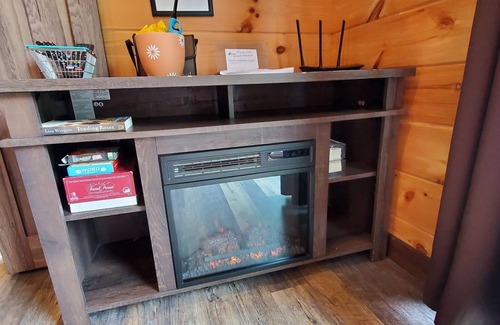 Whittier Cabina | Near Polar Express, Casino and WCU. Hot Tub & robes! Dog friendly. Views!