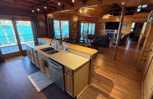 Quitman Casa | Water Front Log Home / 3250SQFT 150 pies a WATER Pingpong / Futbolín / Air Hockey