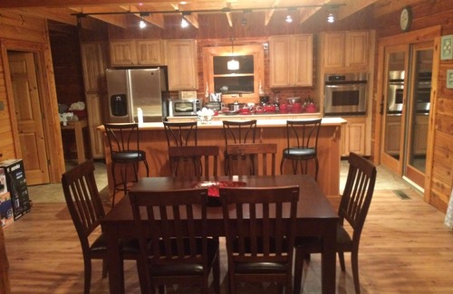 Quitman Casa | Water Front Log Home / 3250SQFT 150 pies a WATER Pingpong / Futbolín / Air Hockey