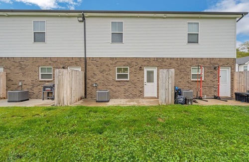 Clarksville Apartamento | Get comfortable and enjoy 2 bedroom with 2.5 bathroom at this spacious unit