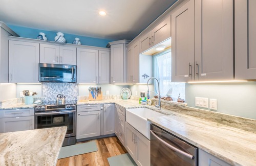 Alabama Gulf Coast Casa | Get “Out of Office” and into this bayfront beauty! Private pier for Fishing.