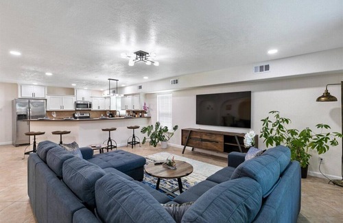 MacGregor Casa | Get Together & Stay-Play-Relax! Peaceful Oasis w/ TVs, Games, & BBQ -LUCKY House