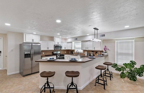 MacGregor Casa | Get Together & Stay-Play-Relax! Peaceful Oasis w/ TVs, Games, & BBQ -LUCKY House