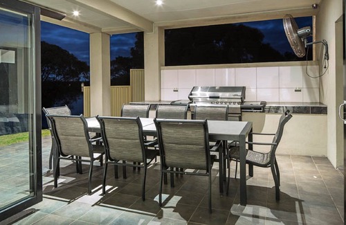 White Sands Casa | Getaway at River Paradise: Murray Bridge's Ultimate Riverside Retreat