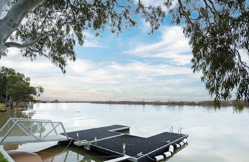 White Sands Casa | Getaway at River Paradise: Murray Bridge's Ultimate Riverside Retreat