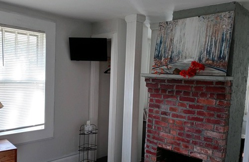 New Bern Cabaña | Getaway Country Cottage - Entire House with Fireplace - Pet Friendly
