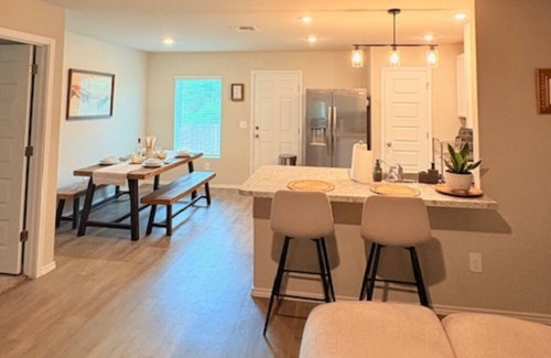 Southside Casa | Getaway for Family & Friends Escape|Cozy & Spacious!