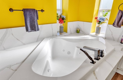 Pilot Hill Otro | Getaway Ranch-House w/ Hot Tub, and King Bed