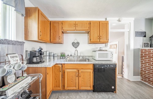 Maxwell Otro | Getaway & Relax! Beautiful updated spacious rural 1800s Farmhouse-close to I69