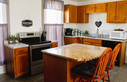 Maxwell Otro | Getaway & Relax! Beautiful updated spacious rural 1800s Farmhouse-close to I69