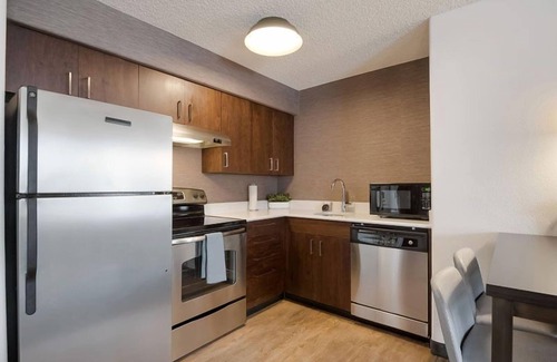 Reno/Tahoe Airport Hotel | Getaway Vacation! Pets Allowed, w/ Full Kitchen, Onsite Parking, FREE Breakfast!