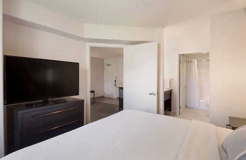 Reno/Tahoe Airport Hotel | Getaway Vacation! Pets Allowed, w/ Full Kitchen, Onsite Parking, FREE Breakfast!