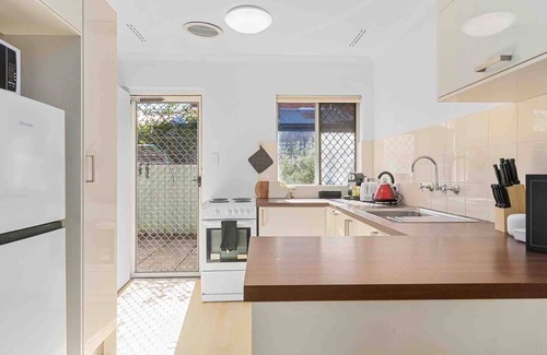 Attadale Apartamento | Getaway Villa: 2BR, Sleeps 4, 2 Car Bays, Near Beach