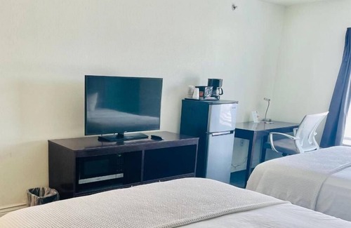 Cuero Casa | Getaway Weekend Trip! Comes w/ Free Parking, Minutes from Guadalupe River!