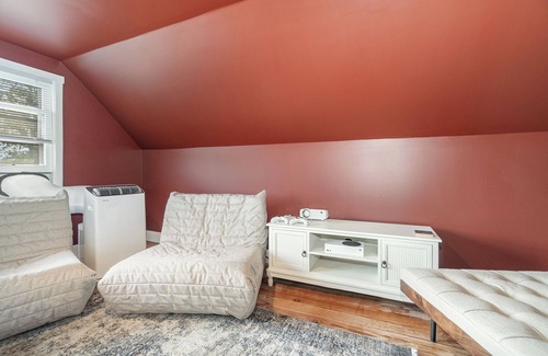 Gettysburg Casa | Gettysburg Home sleeps 10 with parking and Game Room. Just off the square.
