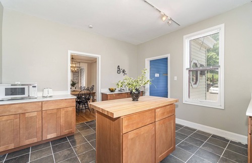 Gettysburg Casa | Gettysburg Home sleeps 10 with parking and Game Room. Just off the square.