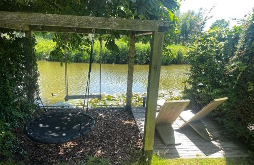 Medemblik Casa | Gezellige Pipo met grote schommel aan het water