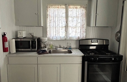 Geneva-on-the-Lake Cabaña | Gia Cottage Vintage GOTL. Full kitchen! Pool access! Off the Strip! WiFi