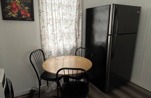 Geneva-on-the-Lake Cabaña | Gia Cottage Vintage GOTL. Full kitchen! Pool access! Off the Strip! WiFi