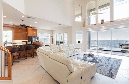 Cape Coral Casa | Giga-Homes "THE VIEW" Luxury Waterfront - up to 19 Person