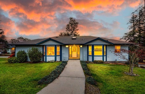 Freeland Casa | Gigantic 6b3b Home | Water View+Hot Tub+Game Room