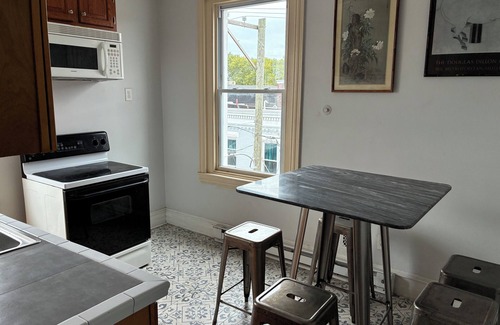 Brewerytown Apartamento | gilded age lower tower suite