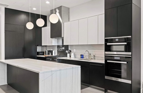 SoHo Apartamento | Gilded Loft by Rove Travel | 2BR Vibrant Loft
