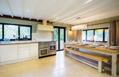 Upper Dicker Casa | Gildridge Estat Large Group Tennis Court