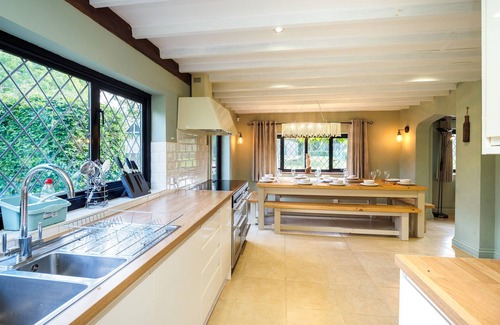 Upper Dicker Casa | Gildridge Estat Large Group Tennis Court