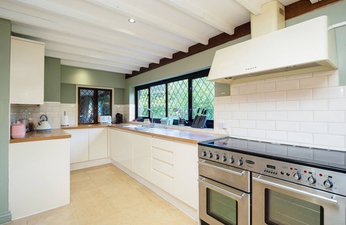 Upper Dicker Casa | Gildridge Estat Large Group Tennis Court