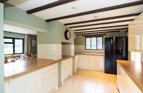 Upper Dicker Casa | Gildridge Estat Large Group Tennis Court